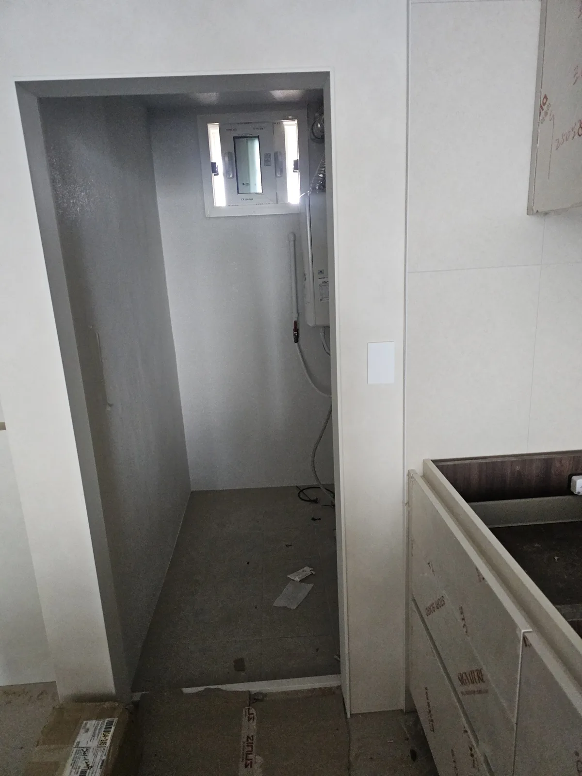 화장실 문이 바닥에 끌릴 때 — 문턱과 바닥을 정리한 욕실 입구