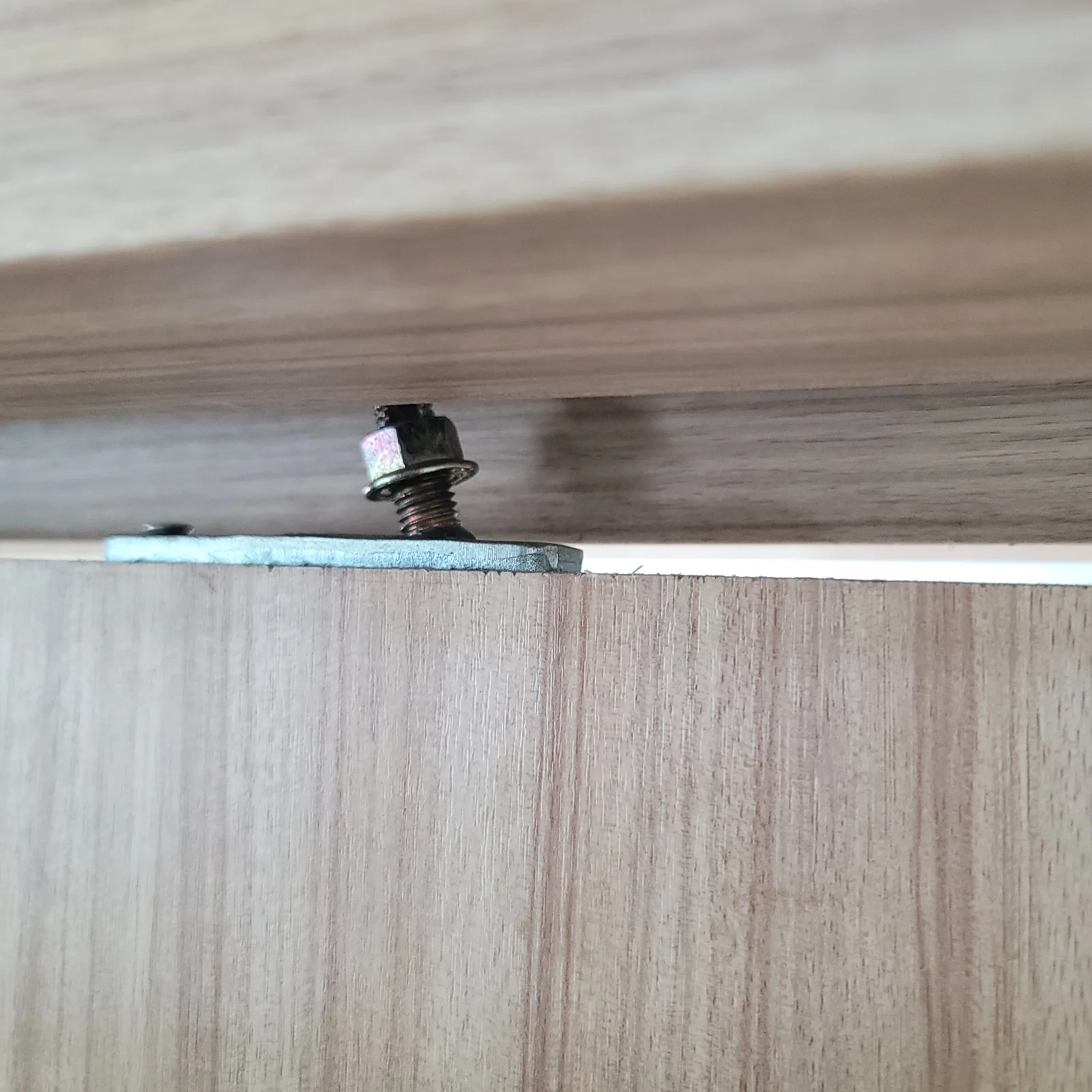 포켓도어 스토퍼 — 문짝 윗면에 고정된 행거 볼트