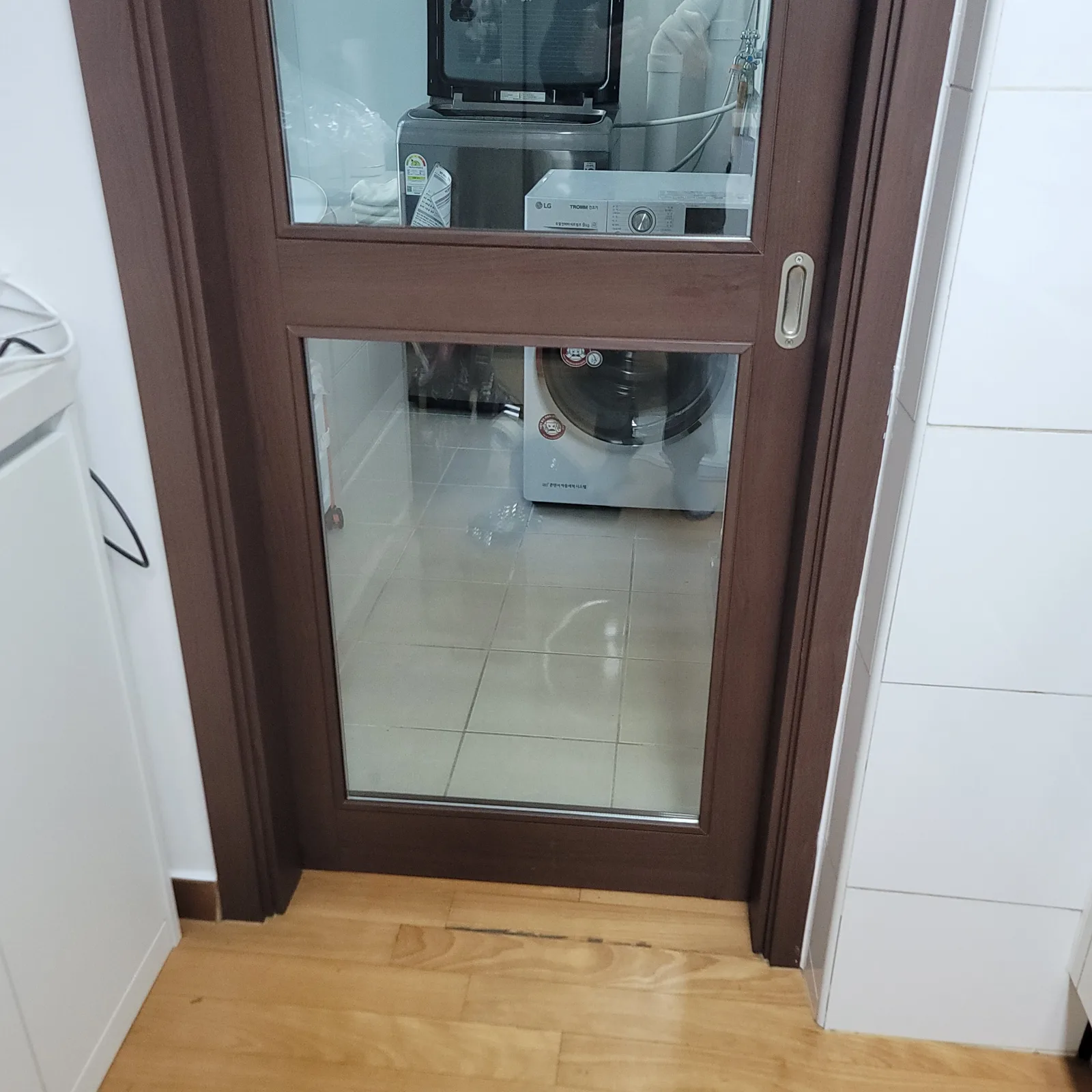 포켓도어 스토퍼 — 손잡이가 매립된 유리 슬라이딩 문