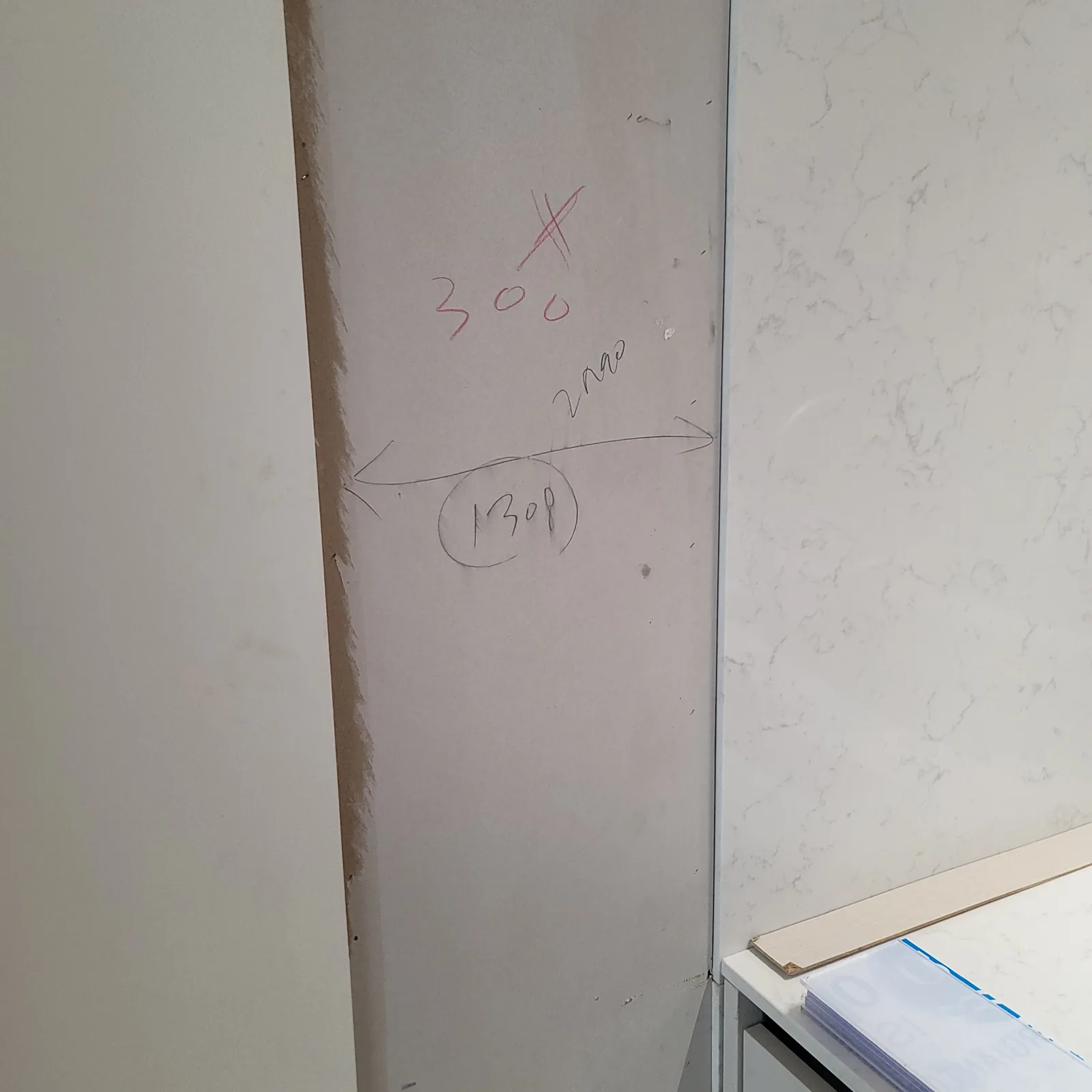신발장·붙박이장 거울 설치 — 거울 크기를 정하려 벽에 적어 둔 치수