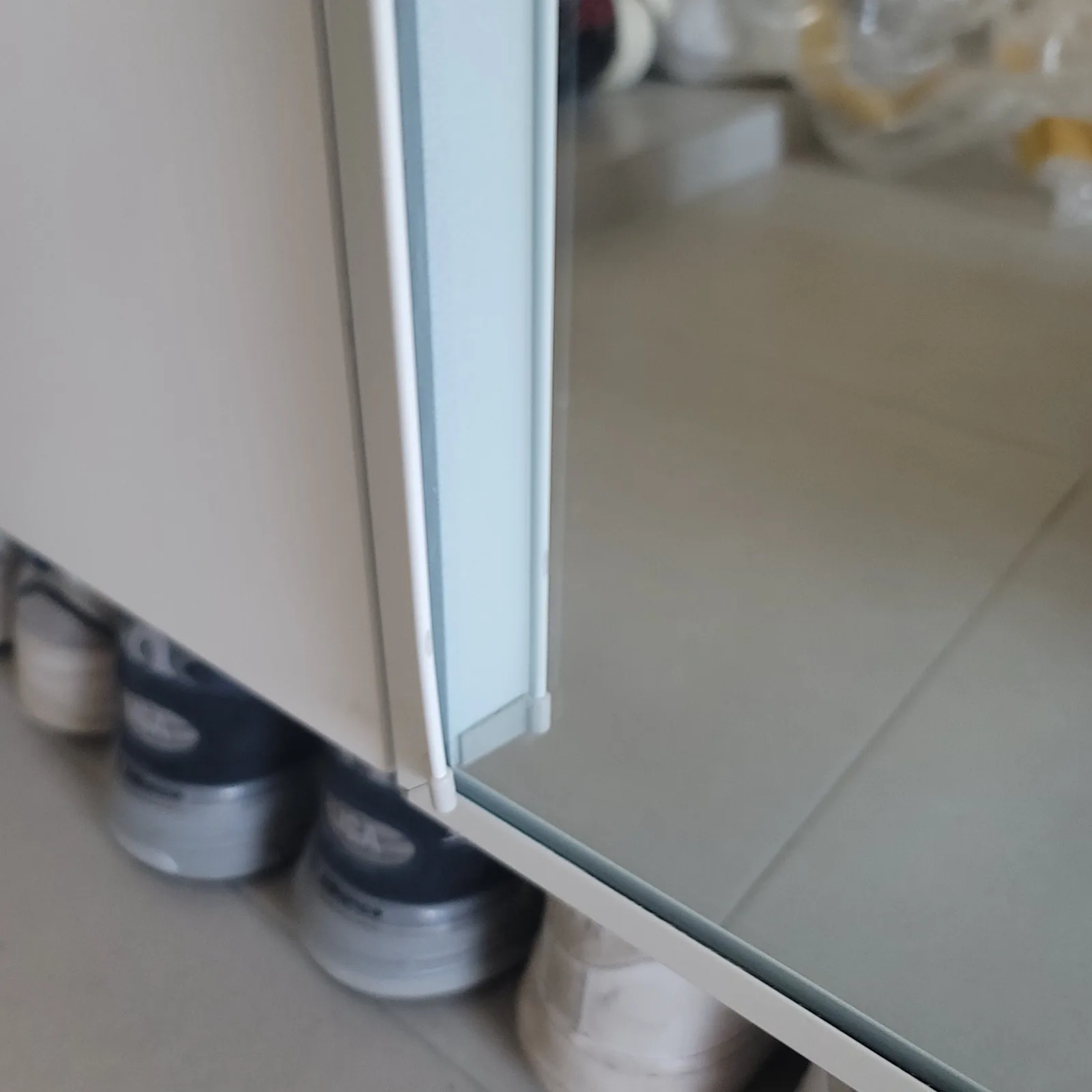 신발장·붙박이장 거울 설치 — 신발장 아랫단까지 맞춰 붙인 거울 문